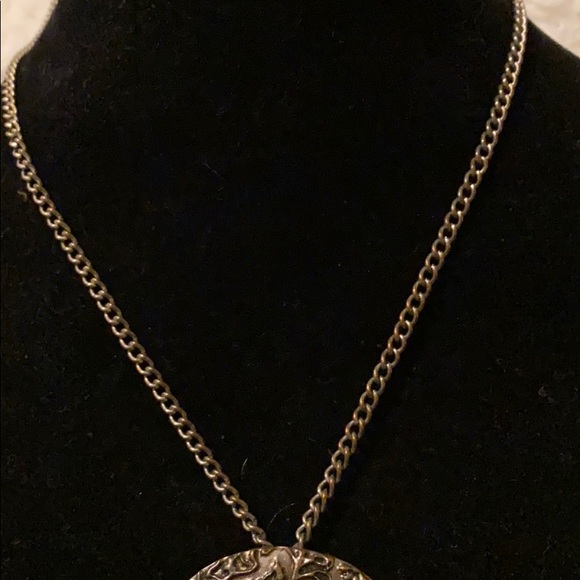 Long silver chain with skull pendant - Picture 4 of 7